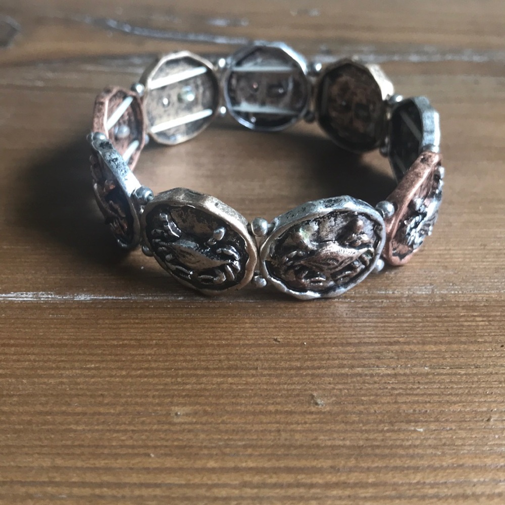 Stretch bracelet with sculptured crabs